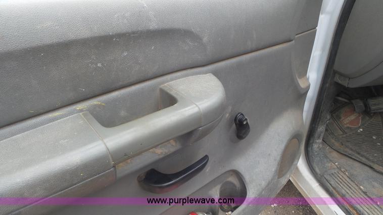 image for item L2187 2007 Chevrolet Silverado 3500 flatbed pickup truck