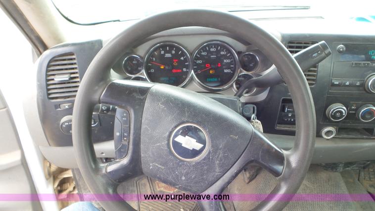 image for item L2187 2007 Chevrolet Silverado 3500 flatbed pickup truck