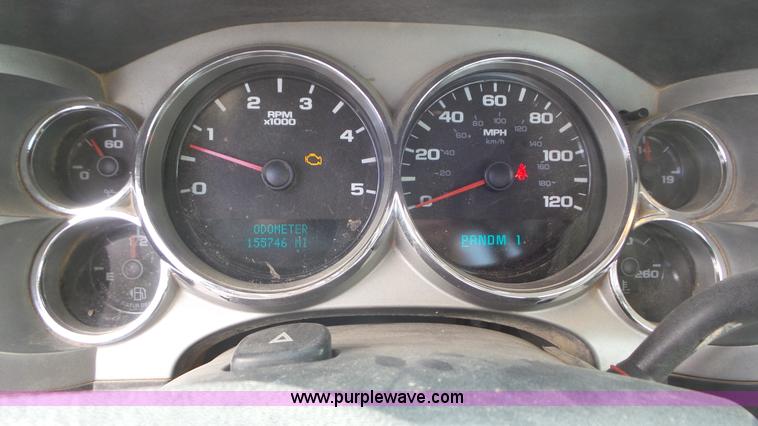 image for item L2187 2007 Chevrolet Silverado 3500 flatbed pickup truck