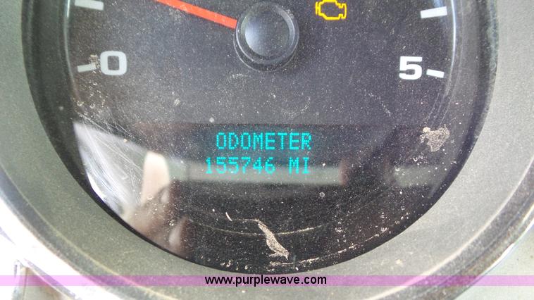 image for item L2187 2007 Chevrolet Silverado 3500 flatbed pickup truck