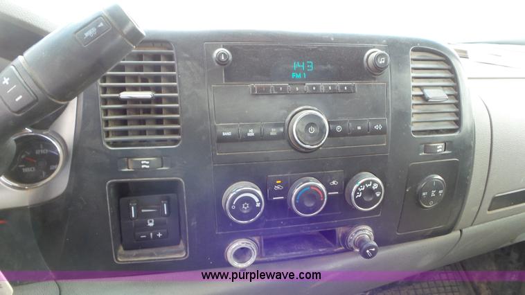 image for item L2187 2007 Chevrolet Silverado 3500 flatbed pickup truck