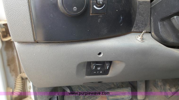 image for item L2187 2007 Chevrolet Silverado 3500 flatbed pickup truck