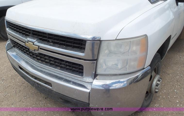 image for item L2187 2007 Chevrolet Silverado 3500 flatbed pickup truck