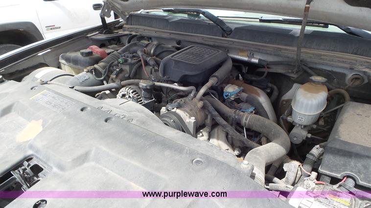 image for item L2187 2007 Chevrolet Silverado 3500 flatbed pickup truck