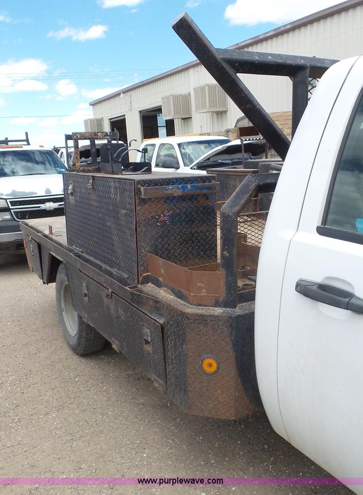image for item L2187 2007 Chevrolet Silverado 3500 flatbed pickup truck