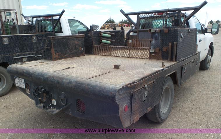image for item L2187 2007 Chevrolet Silverado 3500 flatbed pickup truck