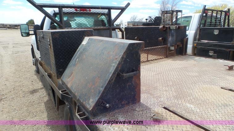 image for item L2187 2007 Chevrolet Silverado 3500 flatbed pickup truck