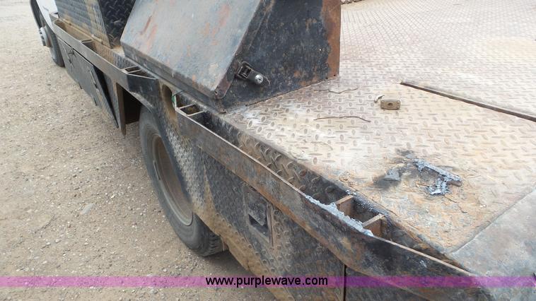 image for item L2187 2007 Chevrolet Silverado 3500 flatbed pickup truck