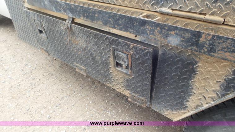 image for item L2187 2007 Chevrolet Silverado 3500 flatbed pickup truck