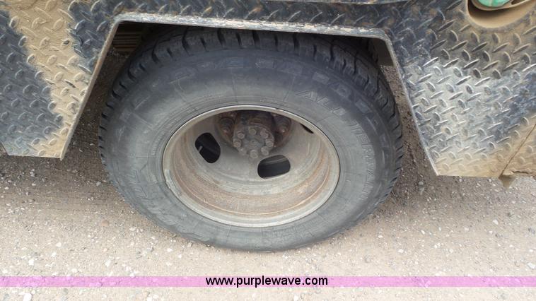 image for item L2187 2007 Chevrolet Silverado 3500 flatbed pickup truck