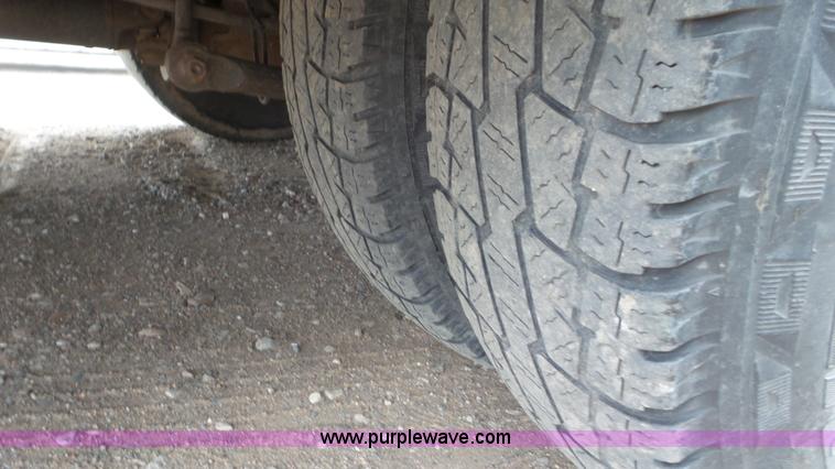 image for item L2187 2007 Chevrolet Silverado 3500 flatbed pickup truck