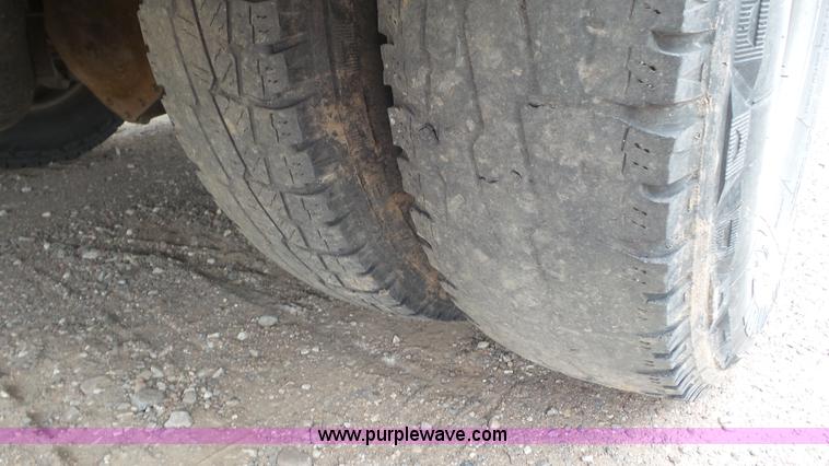 image for item L2187 2007 Chevrolet Silverado 3500 flatbed pickup truck