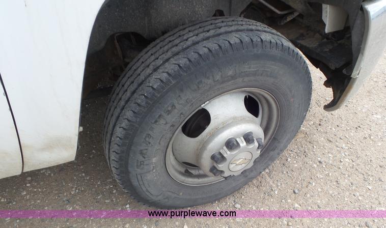 image for item L2187 2007 Chevrolet Silverado 3500 flatbed pickup truck