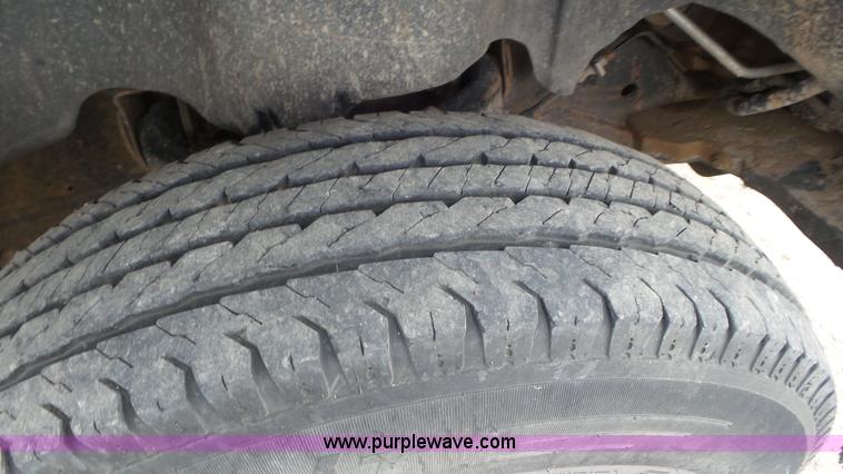 image for item L2187 2007 Chevrolet Silverado 3500 flatbed pickup truck