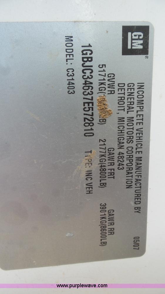 image for item L2187 2007 Chevrolet Silverado 3500 flatbed pickup truck