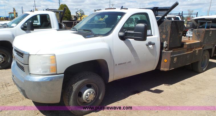 image for item L2188 2007 Chevrolet Silverado 3500 flatbed pickup truck