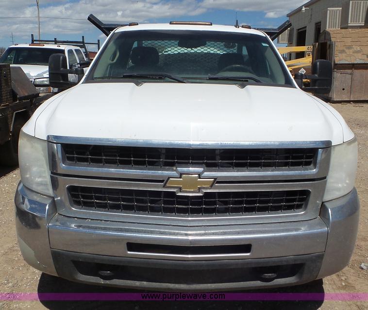 image for item L2188 2007 Chevrolet Silverado 3500 flatbed pickup truck