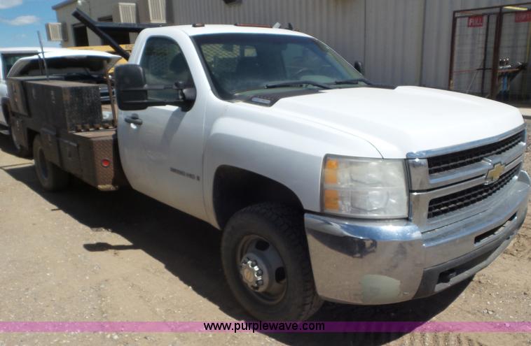 image for item L2188 2007 Chevrolet Silverado 3500 flatbed pickup truck