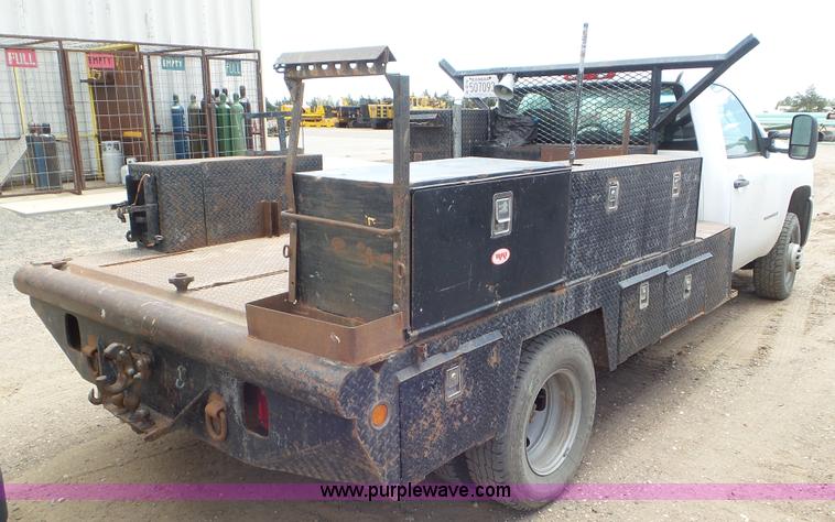 image for item L2188 2007 Chevrolet Silverado 3500 flatbed pickup truck