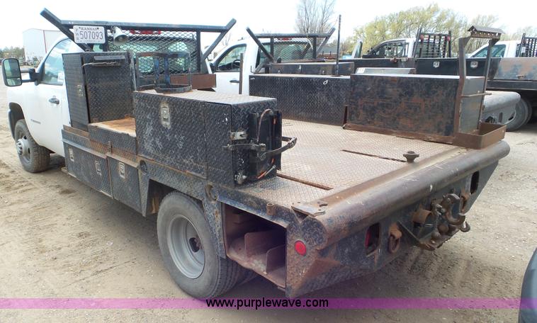 image for item L2188 2007 Chevrolet Silverado 3500 flatbed pickup truck