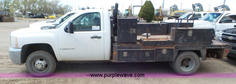 image for item L2188 2007 Chevrolet Silverado 3500 flatbed pickup truck