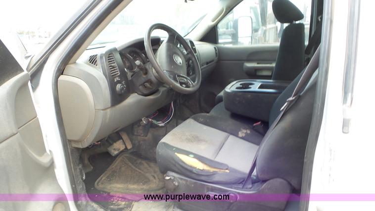 image for item L2188 2007 Chevrolet Silverado 3500 flatbed pickup truck