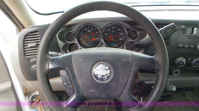 image for item L2188 2007 Chevrolet Silverado 3500 flatbed pickup truck