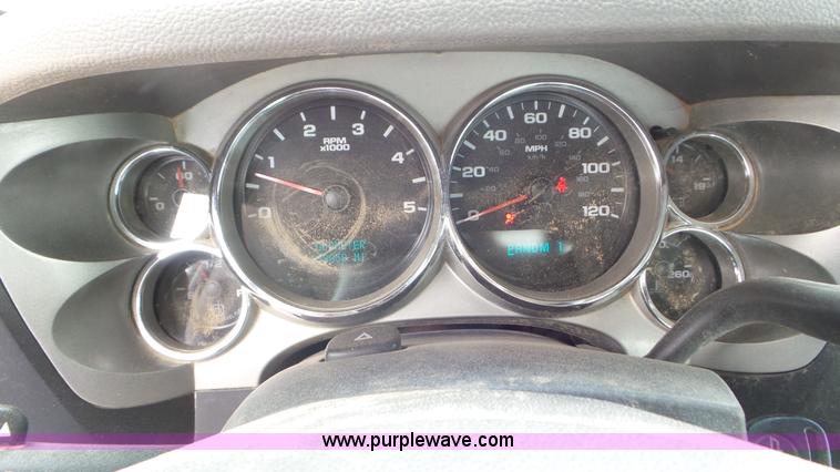 image for item L2188 2007 Chevrolet Silverado 3500 flatbed pickup truck