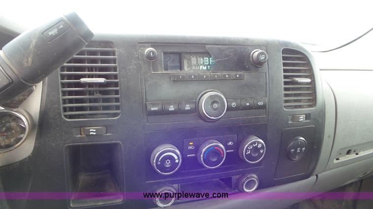 image for item L2188 2007 Chevrolet Silverado 3500 flatbed pickup truck