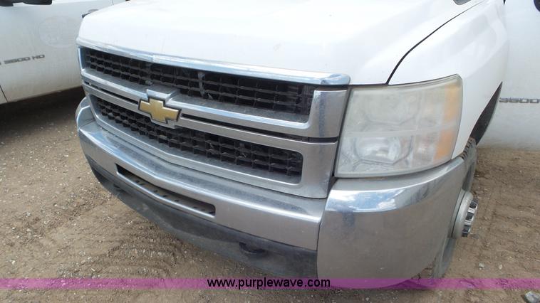 image for item L2188 2007 Chevrolet Silverado 3500 flatbed pickup truck