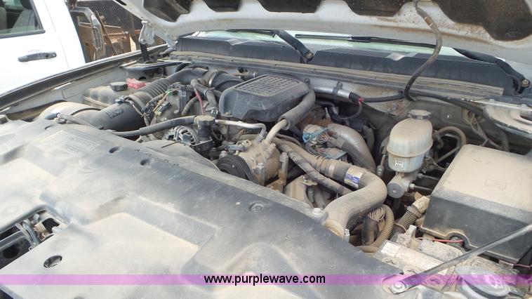 image for item L2188 2007 Chevrolet Silverado 3500 flatbed pickup truck