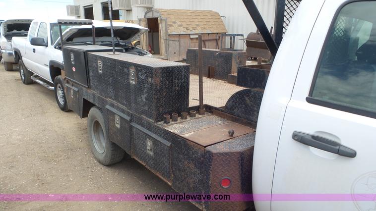 image for item L2188 2007 Chevrolet Silverado 3500 flatbed pickup truck