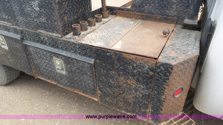 image for item L2188 2007 Chevrolet Silverado 3500 flatbed pickup truck