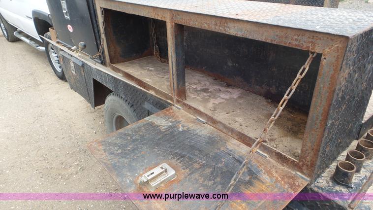 image for item L2188 2007 Chevrolet Silverado 3500 flatbed pickup truck