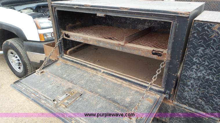 image for item L2188 2007 Chevrolet Silverado 3500 flatbed pickup truck