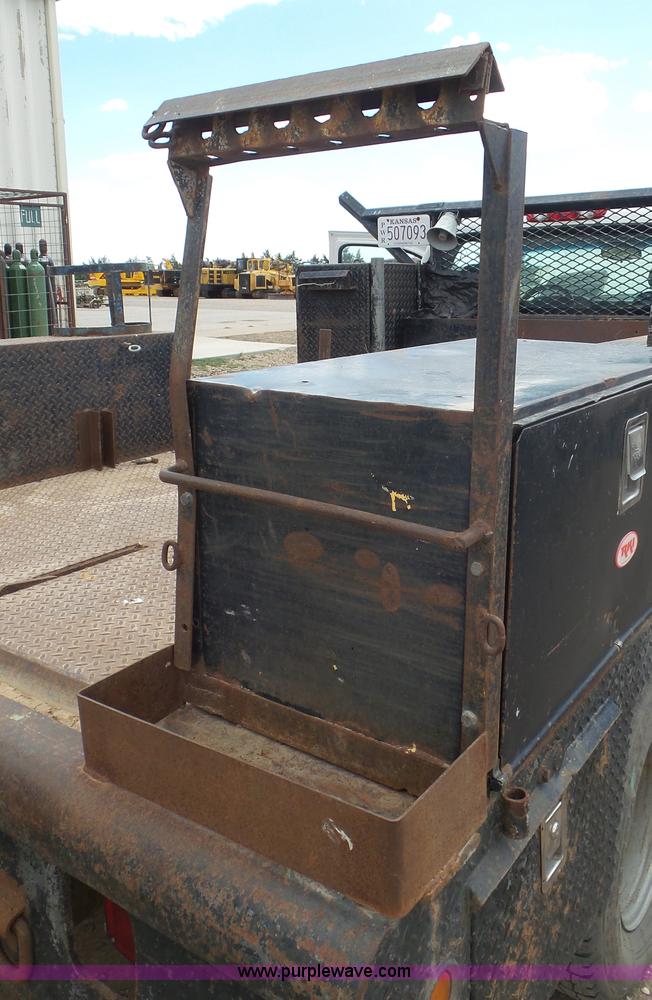 image for item L2188 2007 Chevrolet Silverado 3500 flatbed pickup truck