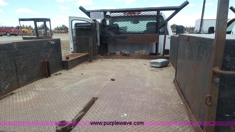 image for item L2188 2007 Chevrolet Silverado 3500 flatbed pickup truck