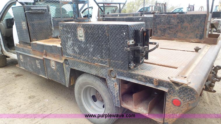 image for item L2188 2007 Chevrolet Silverado 3500 flatbed pickup truck