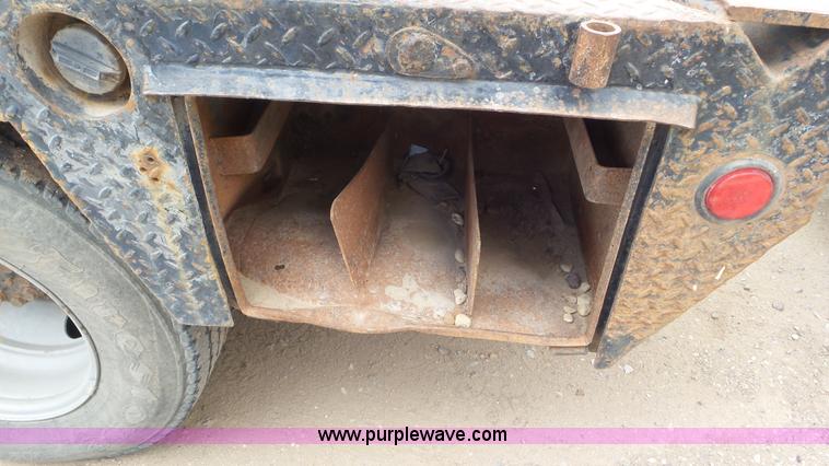 image for item L2188 2007 Chevrolet Silverado 3500 flatbed pickup truck