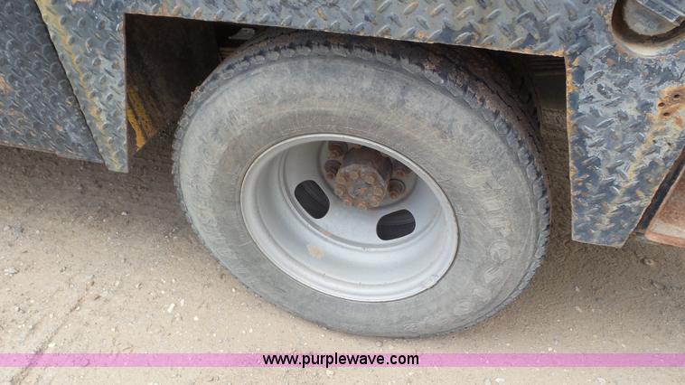 image for item L2188 2007 Chevrolet Silverado 3500 flatbed pickup truck