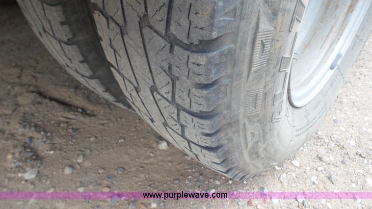 image for item L2188 2007 Chevrolet Silverado 3500 flatbed pickup truck