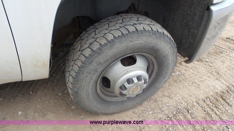 image for item L2188 2007 Chevrolet Silverado 3500 flatbed pickup truck