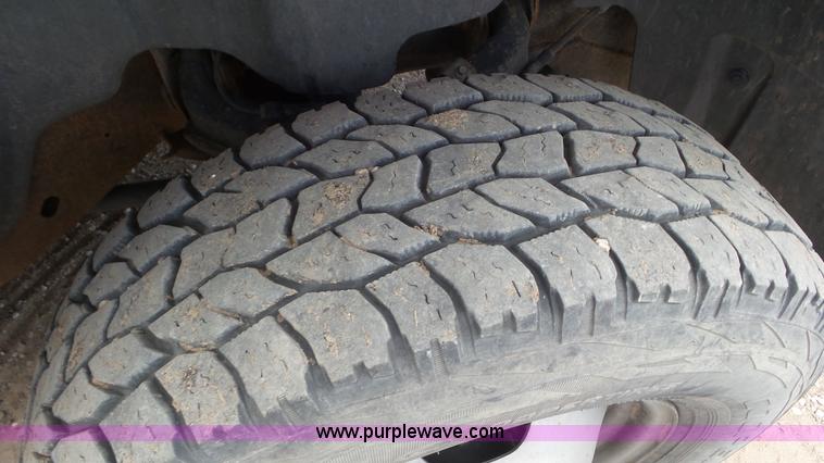 image for item L2188 2007 Chevrolet Silverado 3500 flatbed pickup truck