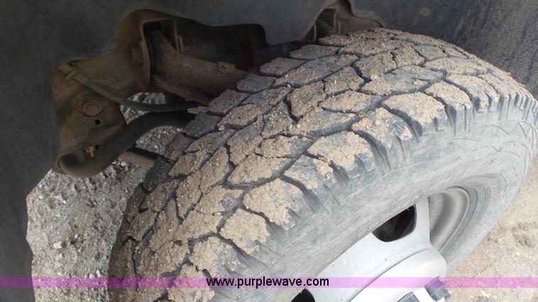 image for item L2188 2007 Chevrolet Silverado 3500 flatbed pickup truck