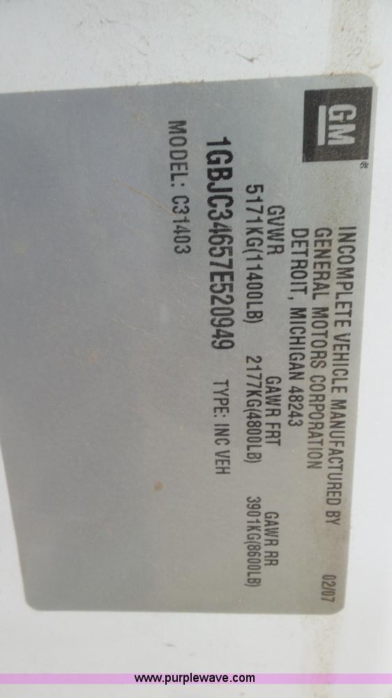 image for item L2188 2007 Chevrolet Silverado 3500 flatbed pickup truck