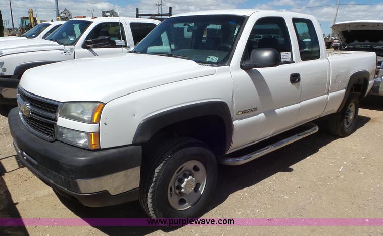 image for item L2189 2007 Chevrolet Silverado 2500HD Ext. Cab pickup truck