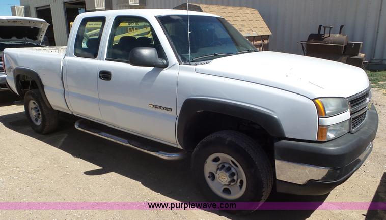 image for item L2189 2007 Chevrolet Silverado 2500HD Ext. Cab pickup truck
