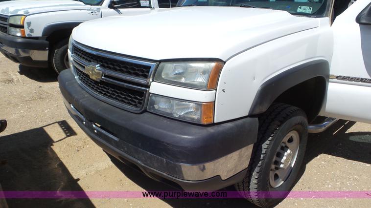 image for item L2189 2007 Chevrolet Silverado 2500HD Ext. Cab pickup truck