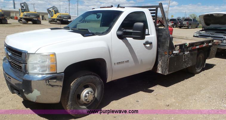 image for item L2190 2007 Chevrolet Silverado 3500HD flatbed pickup truck