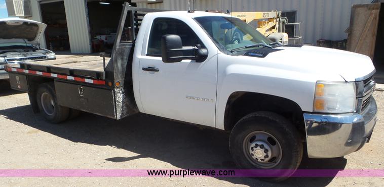 image for item L2190 2007 Chevrolet Silverado 3500HD flatbed pickup truck